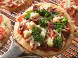 Grilled Pita Pizza RE Make a Grilled Pita Pizza Party for Memorial Day